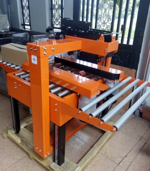 Máy dán băng keo thùng nước ngọt/ bánh kẹo/mỹ phẩm, máy dán thùng hai mặt trên dưới bán tự động