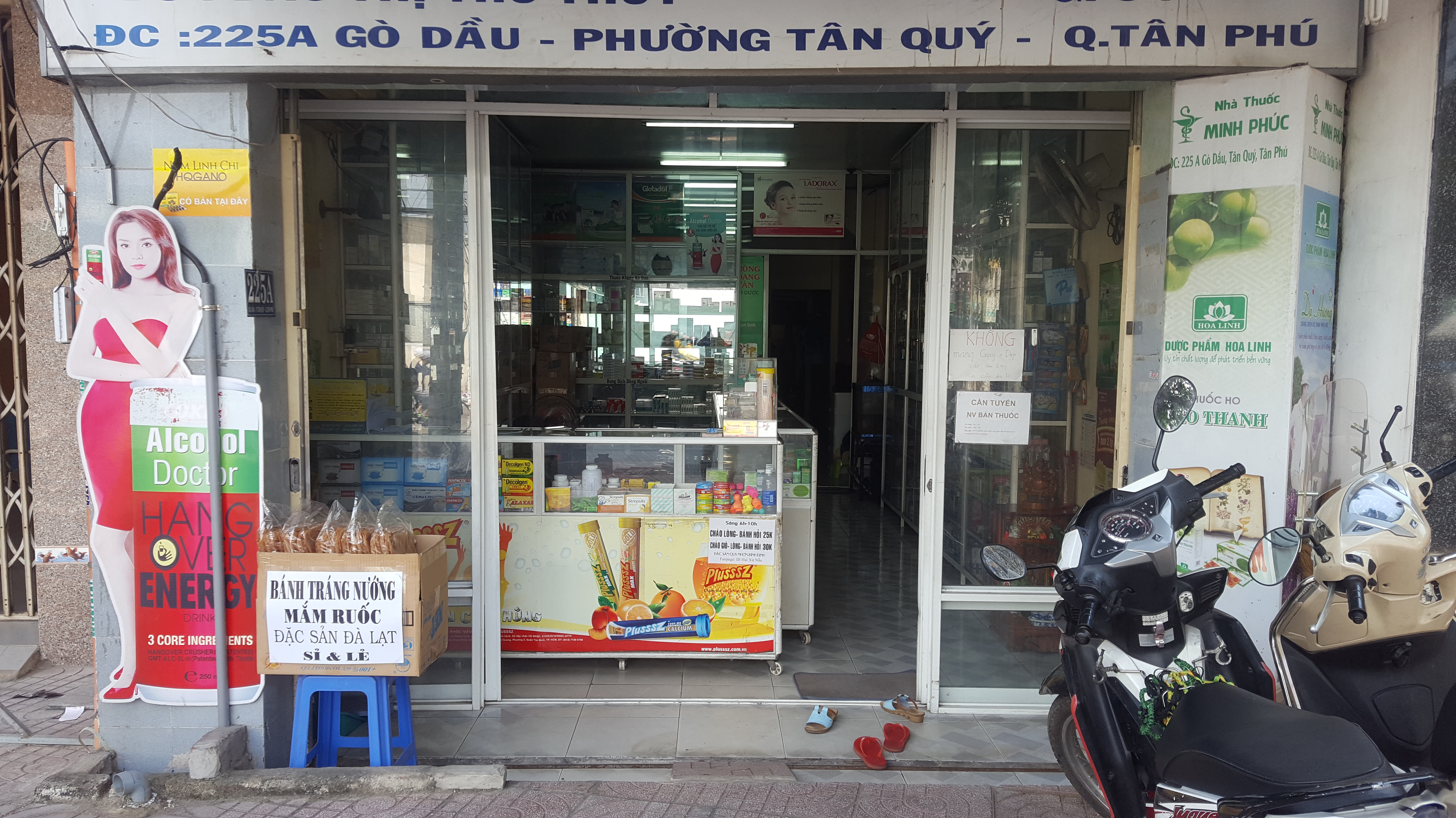 Sang nhà thuốc đông khách gần Aonmall Tân Phú