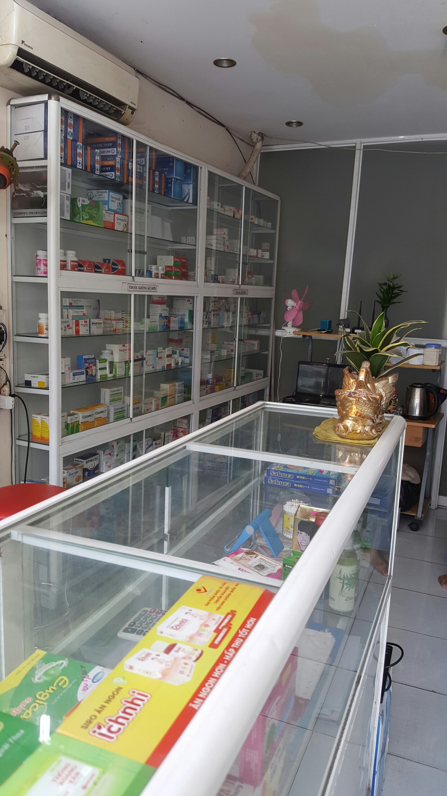 Sang nhà thuốc Q6, đông dân cư