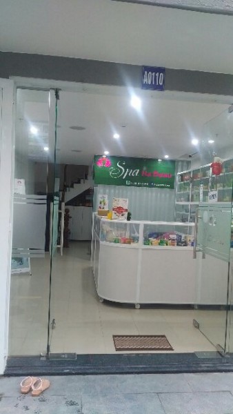 sang quầy thuốc, mặt bằng rộng bên trong có phòng cho bác sĩ mở phòng mạch